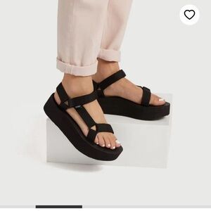 TEVA PLATFORM SANDAL (size 6)